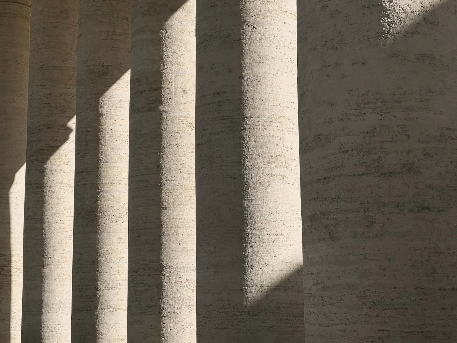 Colonnes en travertin striées d&rsquo;ombre et de lumière